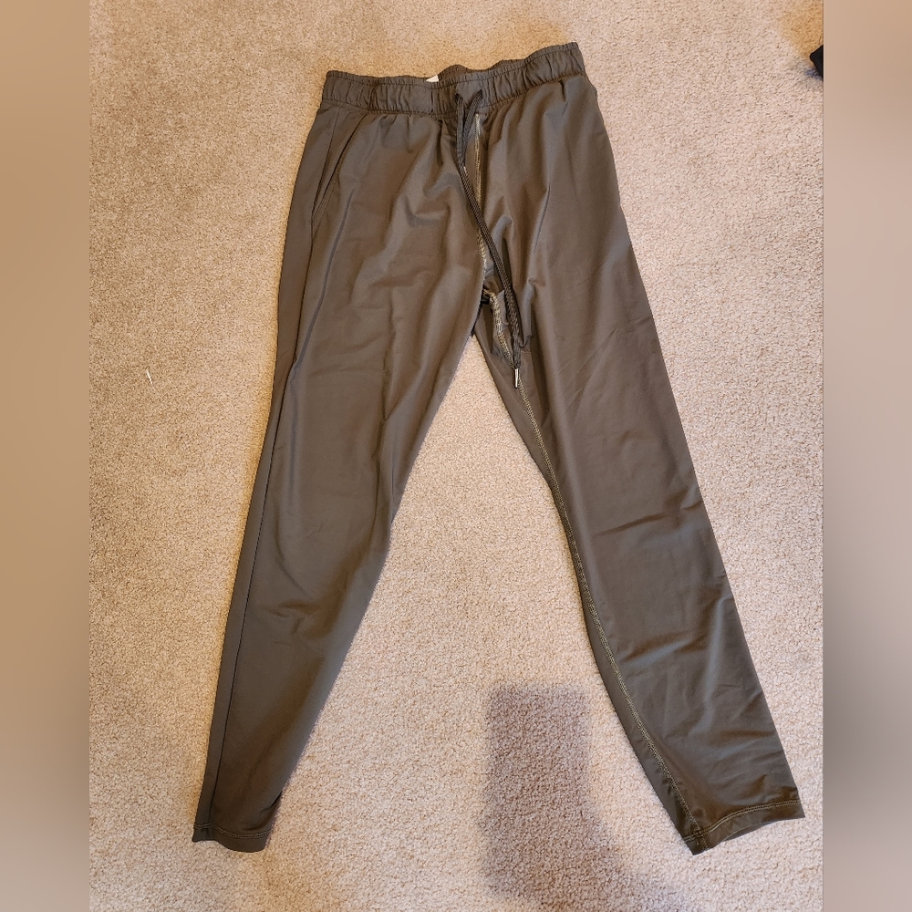 Zyia Everywhere pant in olive green, size XS.
